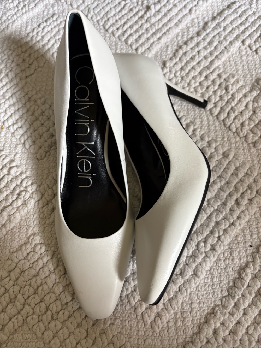 (NEW)Calvin Klein White Pointed-Toe Leather Pumps